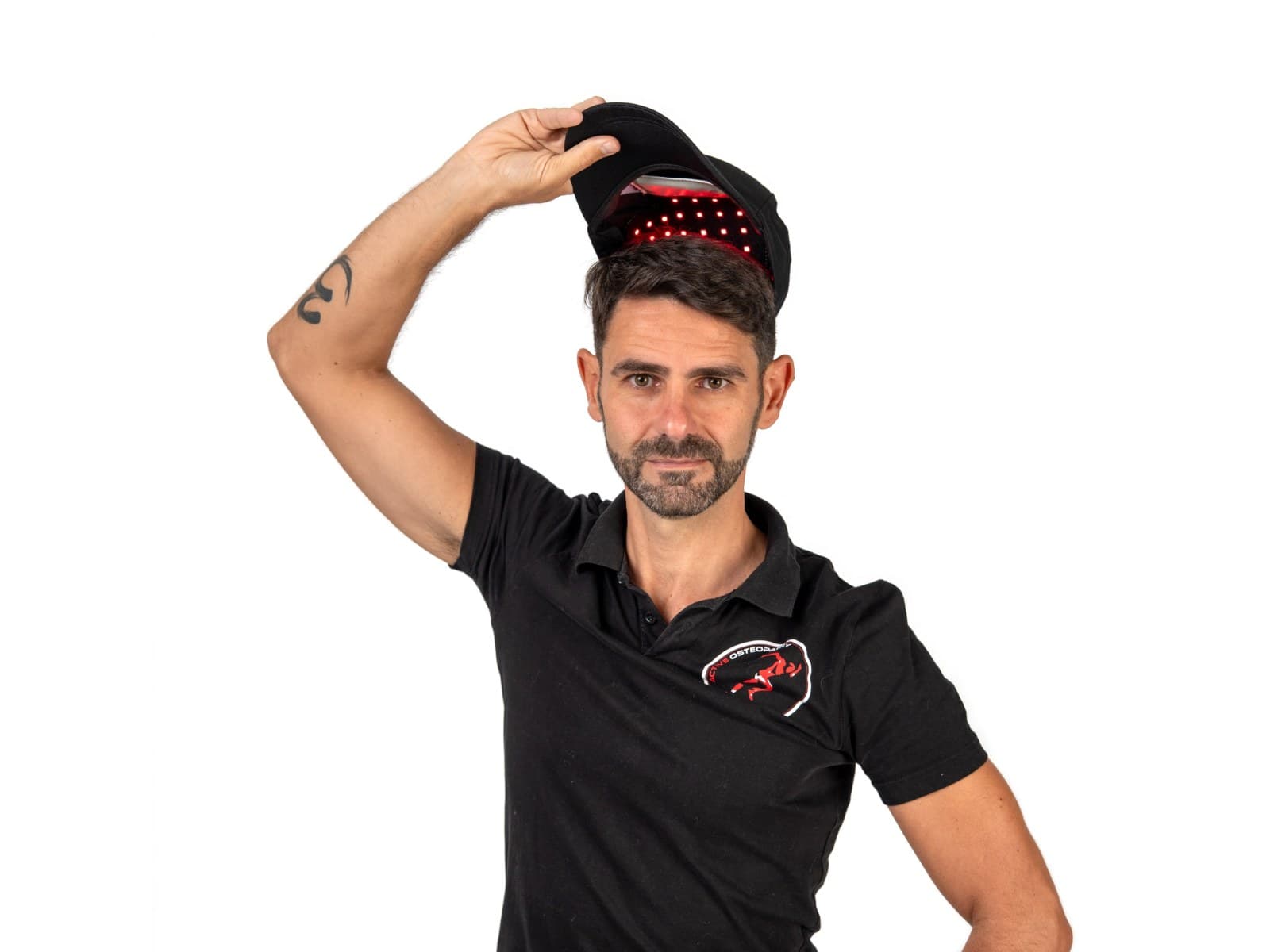Roberto si nasazuje LED čepici