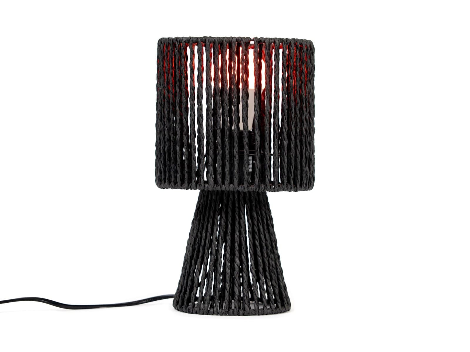 LED žárovka svítí červeně v tkané lampě
